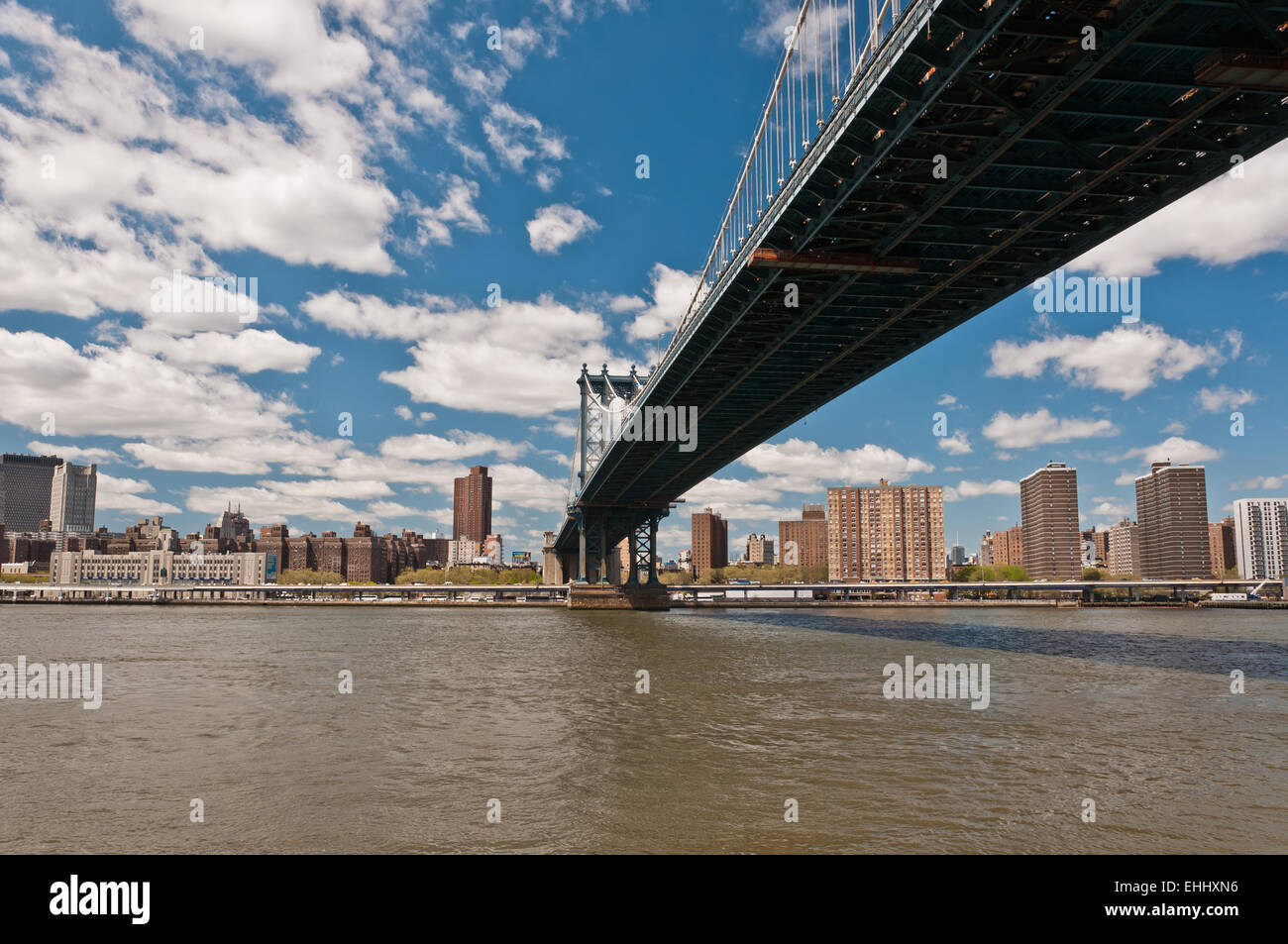 Ponte di Manhattan a New York City con bel cielo azzurro in background Foto Stock