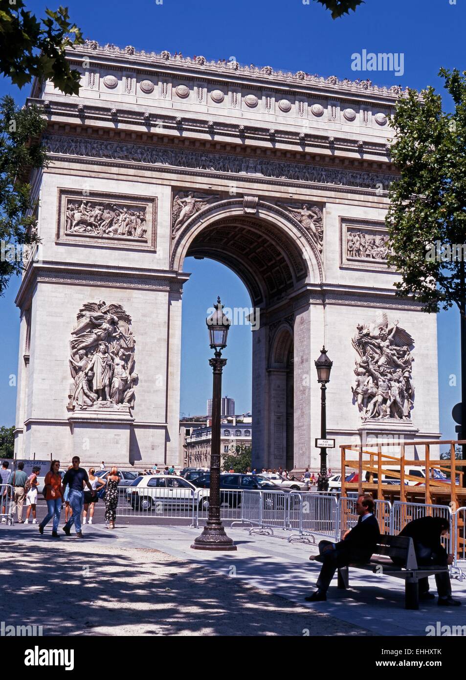 Vista del Arc de Triomphe lungo la Place Charles de Gaulle alla fine degli Champs Elysees, Parigi, Francia, Europa occidentale. Foto Stock