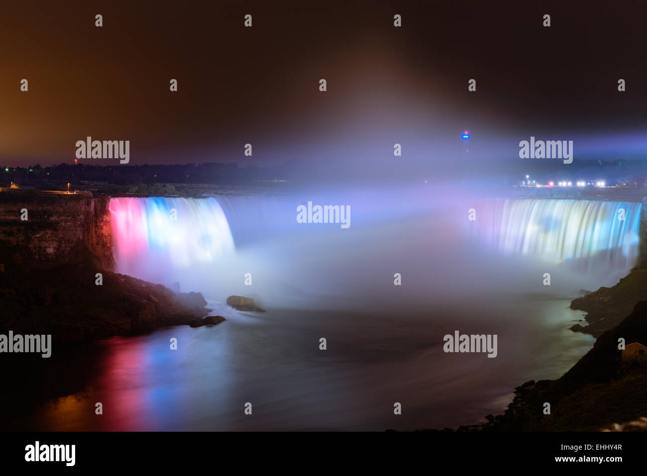 Cascate del Niagara illuminate luci colorate di notte Foto Stock
