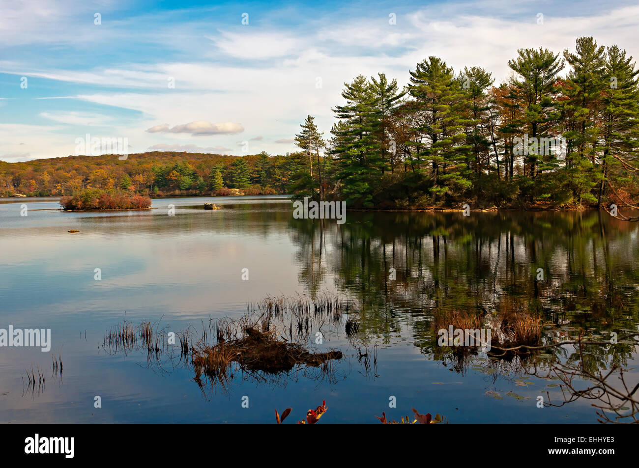 La riflessione,lago nawahunta new jersey nel paesaggio autunnale Foto Stock