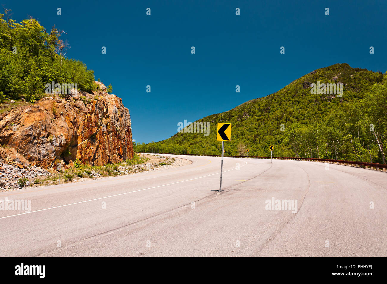 Strada che corre tra le montagne Foto Stock