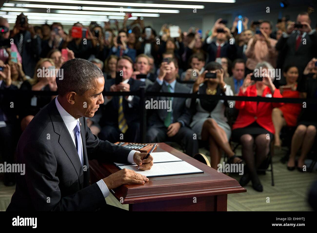 Il Presidente Usa Barack Obama segni ordine esecutivo migliorando la sicurezza dei consumatori le transazioni finanziarie, al Consumer Financial Protection Bureau Ottobre 17, 2014 a Washington, DC. Foto Stock