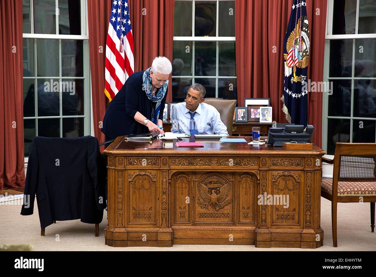 Il Presidente Usa Barack Obama conferisce con Gayle Smith, Direttore Senior per lo sviluppo e la democrazia nell'Ufficio Ovale della Casa Bianca Ottobre 21, 2014 a Washington, DC. Foto Stock