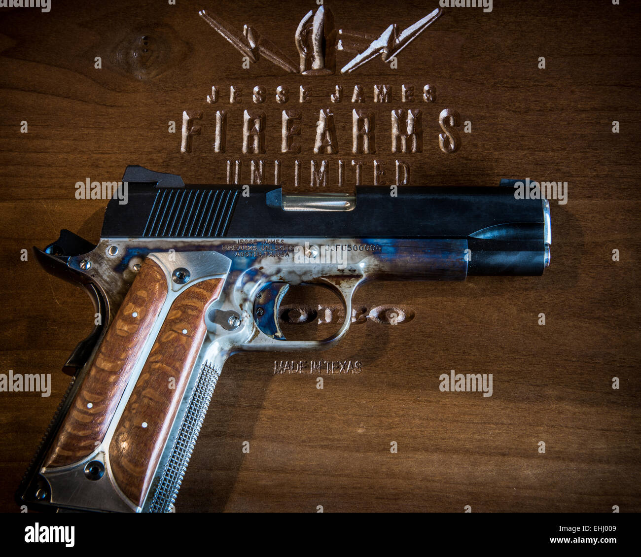 Una pistola e presentazione caso realizzato da Jesse James armi da fuoco un numero illimitato di Dripping Springs, Texas, Stati Uniti d'America. Foto Stock