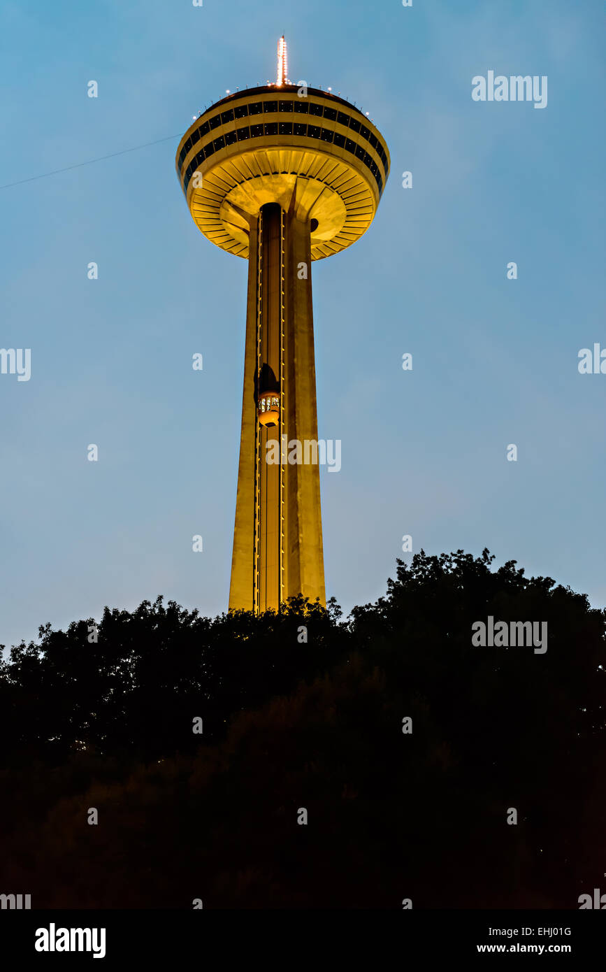 Skylon Tower di notte Niagara Falls, Ontario Canada Foto Stock