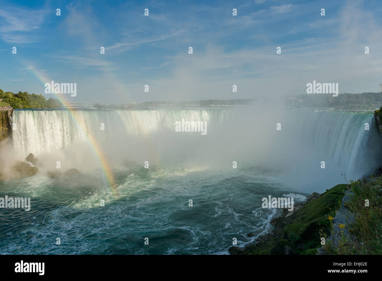 Spettacolare arcobaleno nella nebbia della caduta di Niagara Foto Stock