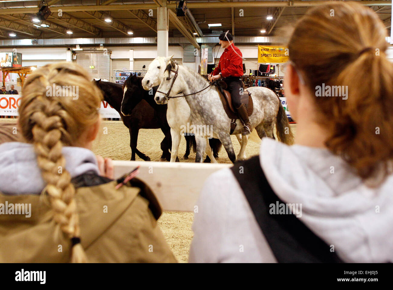 Essen, Germania. Xiv Mar, 2015. Giovani Spettatori guarda un cavallo performance al 'Equitana' fiera cavalli a Essen, Germania, 14 marzo 2015. Circa 850 espositori e 1.000 cavalli possono essere visto fino al 22 marzo 2015. Foto: ROLAND WEIHRAUCH/dpa/Alamy Live News Foto Stock