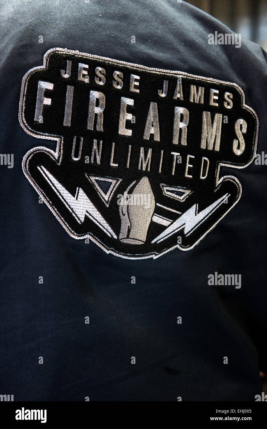 Il 'Jesse James armi da fuoco illimitato" logo che si vede sulla parte posteriore di un jacket a workshop JJFU vicino Dripping Springs in Texas. Foto Stock