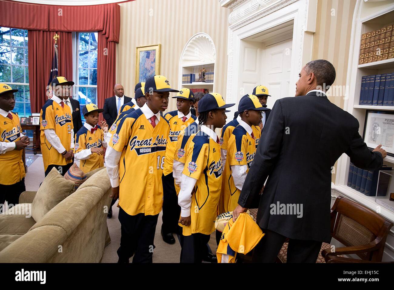 Il Presidente Usa Barack Obama ricorda un programma dalla storica dei diritti civili marzo su Washington per i posti di lavoro e di libertà per i giovani giocatori dal Jackie Robinson West tutte le stelle durante il team di visitare l'Ufficio Ovale della Casa Bianca il 6 novembre 2014 a Washington, DC. Foto Stock