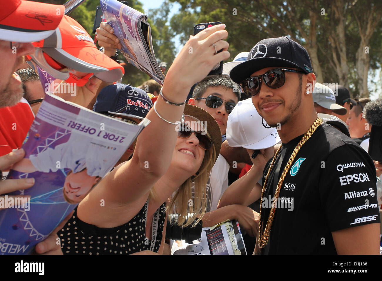 Melbourne, Australia. 13 Mar, 2015. F1 nel Gran Premio d'Australia, giornata di qualificazione all'Albert Park street circuito. Lewis Hamilton si arresta con ventole sul modo nel circuito Credito: Azione Sport Plus/Alamy Live News Foto Stock