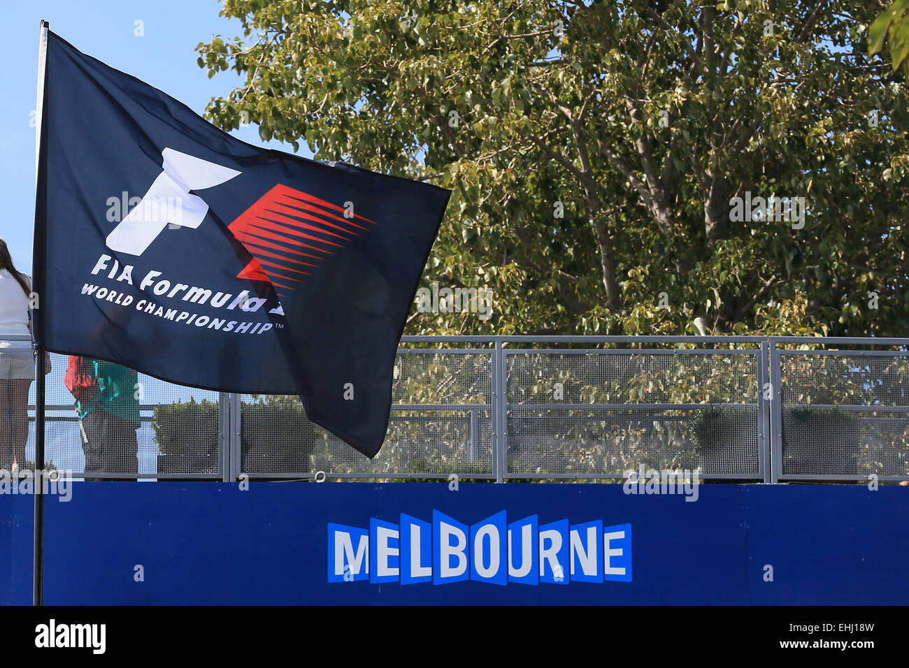 Melbourne, Australia. 13 Mar, 2015. F1 nel Gran Premio d'Australia, giornata di qualificazione all'Albert Park street circuito. Segno di Melbourne con la formula 1 bandiera fuori del paddock Credito: Azione Sport Plus/Alamy Live News Foto Stock