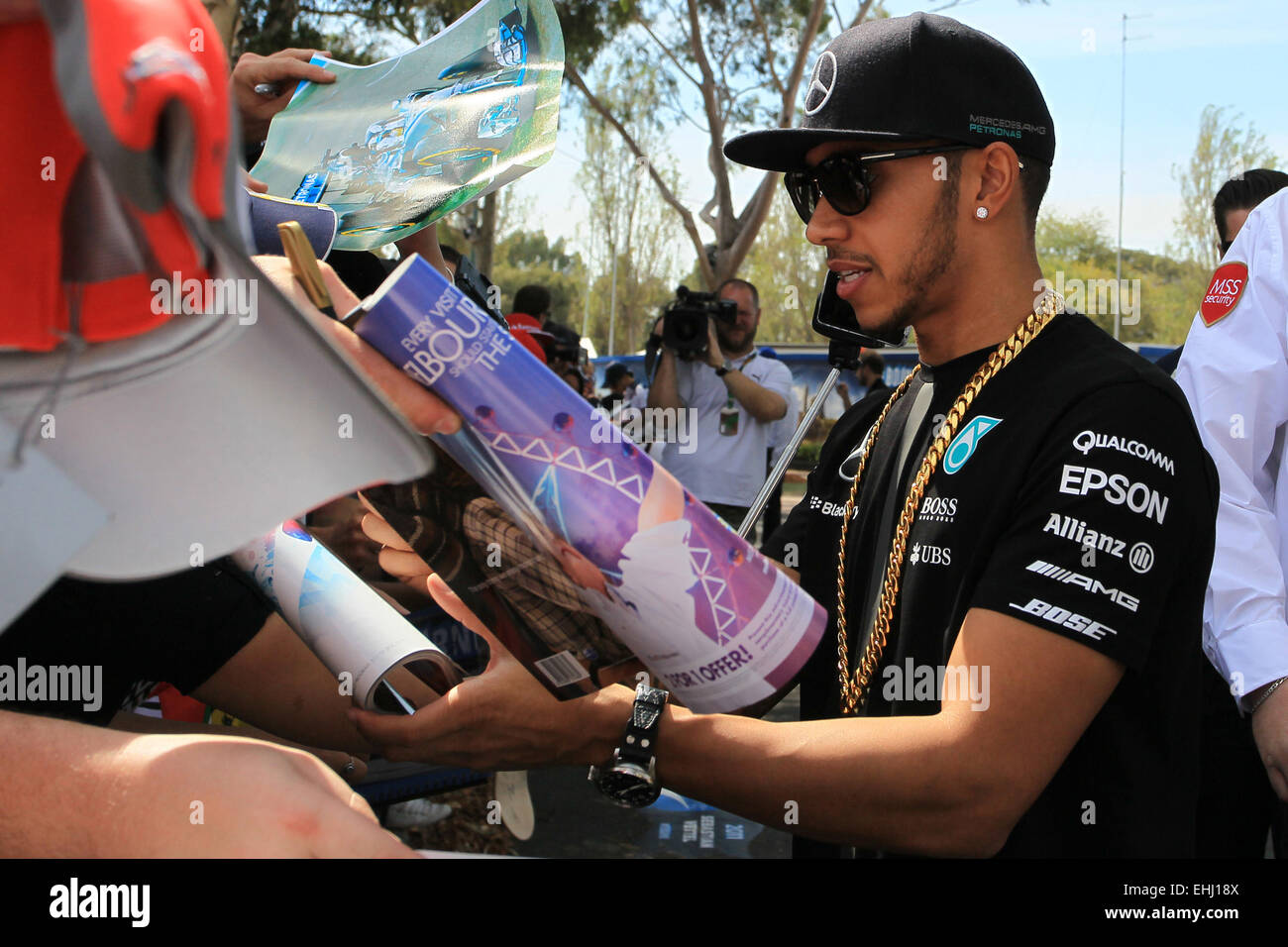 Melbourne, Australia. 13 Mar, 2015. F1 nel Gran Premio d'Australia, giornata di qualificazione all'Albert Park street circuito. Lewis Hamilton si arresta con ventole sul modo nel circuito Credito: Azione Sport Plus/Alamy Live News Foto Stock
