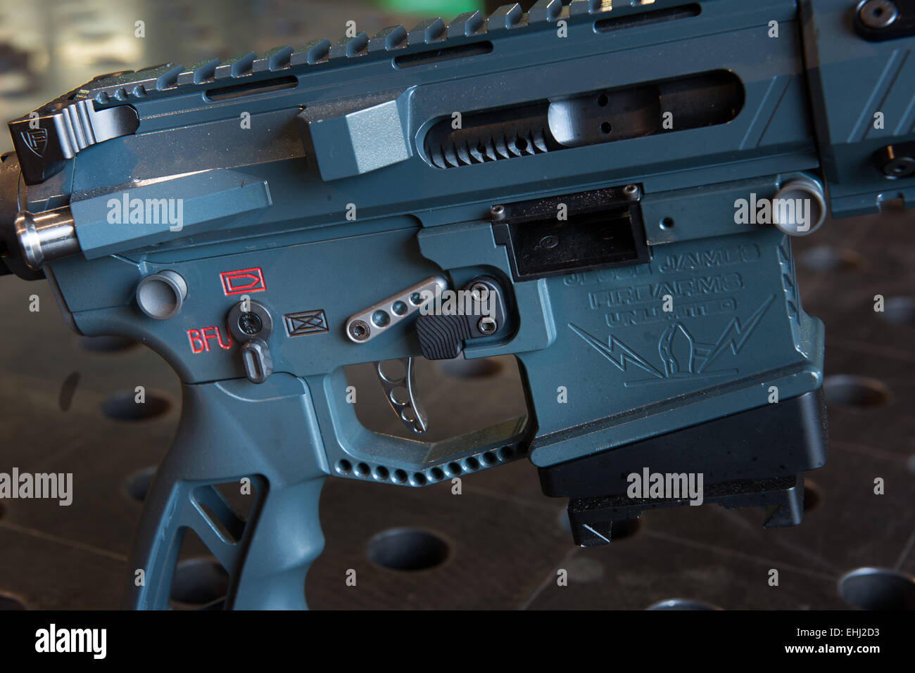 L'impugnatura e grilletto di un fucile da assalto fabbricato da Jesse James armi da fuoco un numero illimitato di Dripping Springs, Texas, Stati Uniti d'America. Foto Stock
