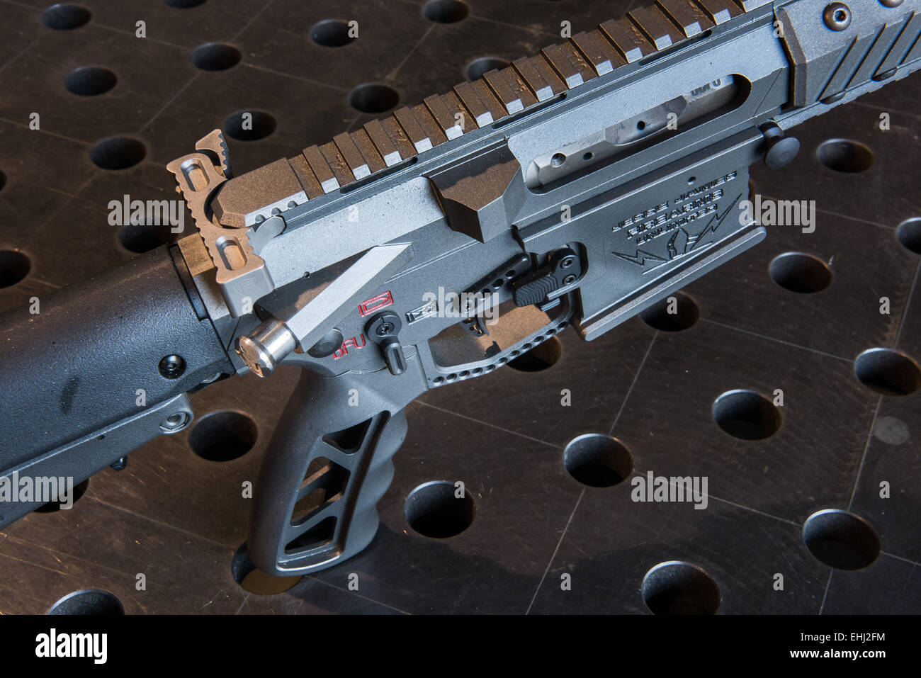 L'impugnatura e grilletto di un fucile da assalto fabbricato da Jesse James armi da fuoco un numero illimitato di Dripping Springs, Texas, Stati Uniti d'America. Foto Stock