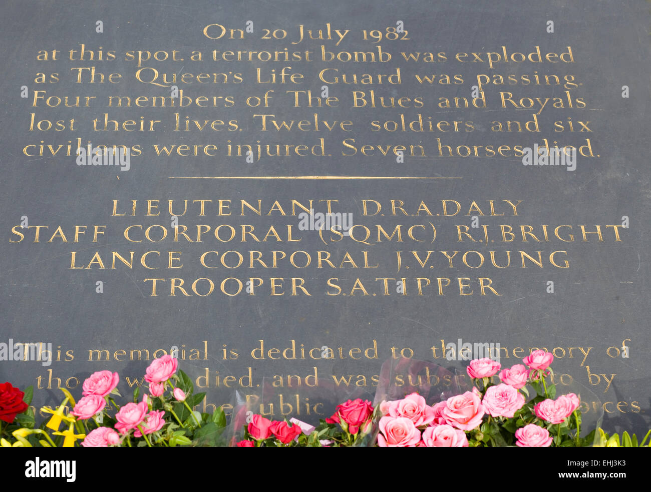 Memorial per il Queens vita delle guardie e cavalli che hanno perso la vita per una bomba terroristica London Inghilterra England Foto Stock