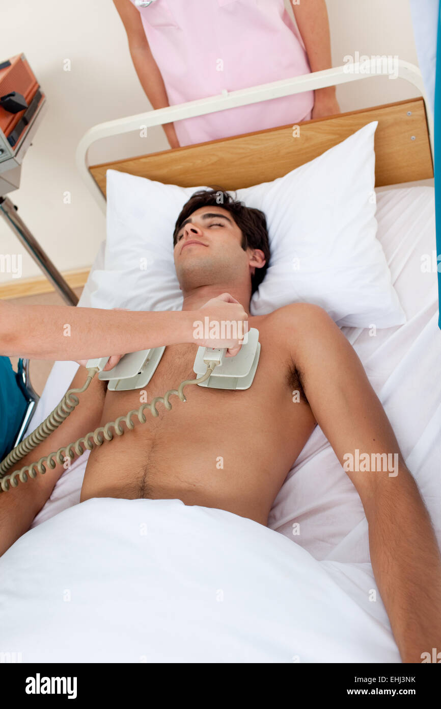 Un medico che resuscita un paziente Foto Stock