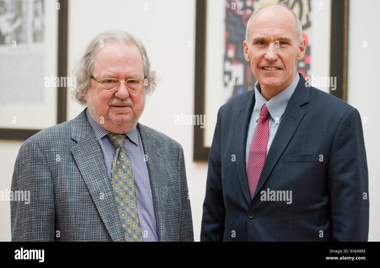 Noi immunotherapists James P. Allison (L) e Carl H. Giugno a stare di fronte di rappresentanti dei media dopo una conferenza stampa a Paul Ehrlich e Ludwig Darmstaedter Prize presso la Università Johann Wolfgang Goethe di Frankfurt am Main, Germania, 14 marzo 2015. Allison e Giugno ricevono il Paul Ehrlich e Ludwig Darmstaedter Prize, che include un premio in denaro di 100.000 euro. Allison ha sviluppato un immunotheraphy contro il melanoma, giugno contro la leucemia. Foto: Christoph Schmidt/dpa Foto Stock