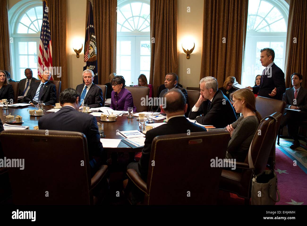 Il Presidente Usa Barack Obama ascolta nazionale Consiglio Economico Direttore Jeffrey Zients durante una riunione del gabinetto nel Cabinet Room della Casa Bianca il 7 novembre 2014 a Washington, DC. Foto Stock
