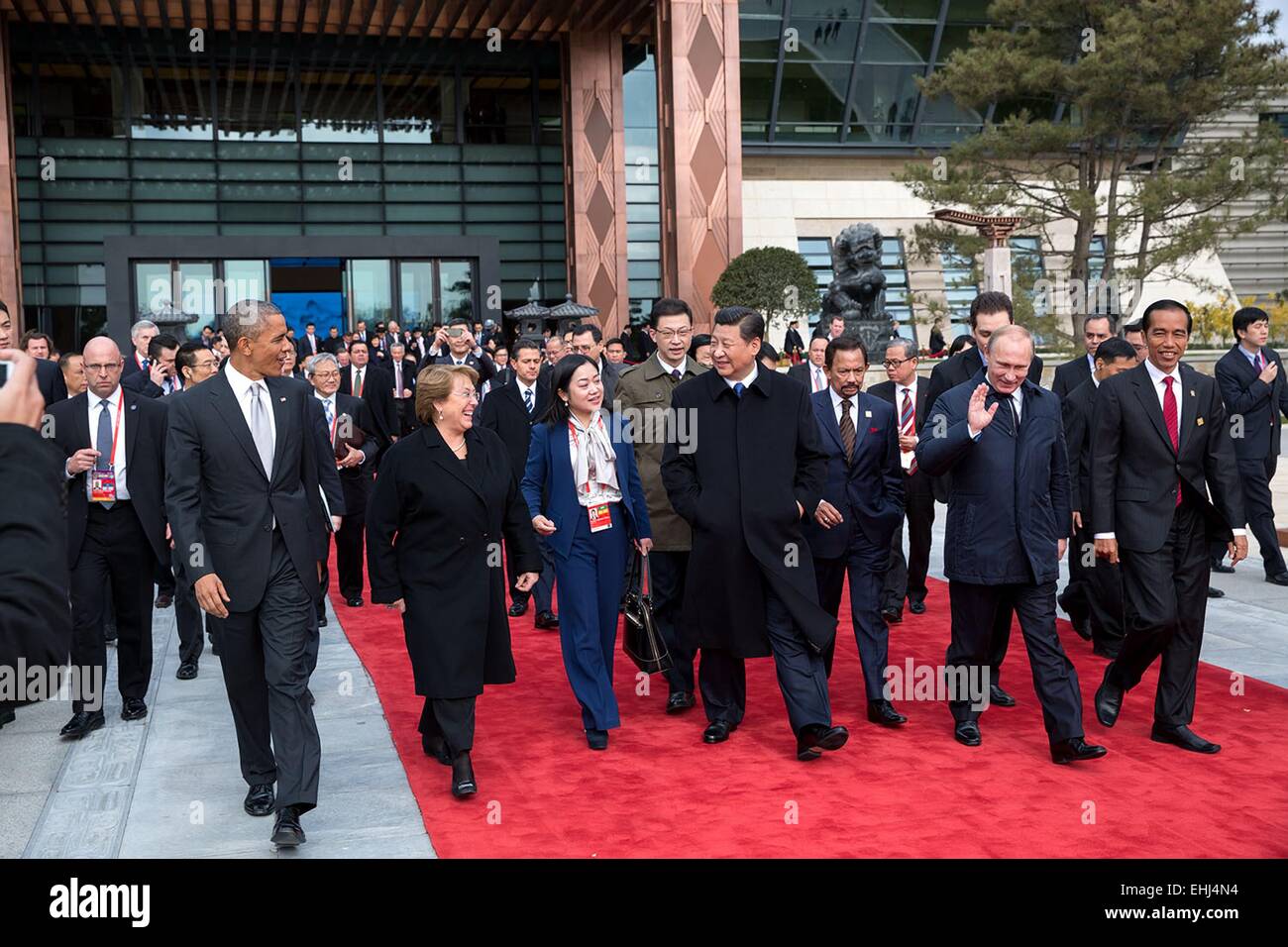 Il Presidente Usa Barack Obama e la Cooperazione economica Asia-Pacifico leader uscire dal Centro Internazionale dei Congressi di partecipare in una piantagione di alberi cerimonia Novembre 11, 2014 a Pechino, in Cina. Tra quelli a piedi con il Presidente sono i seguenti: Presidente Michelle Bachelet, Cile; Presidente Xi Jinping, Cina; Sultan Haji Hassanal Bolkiah, Brunei Darussalam; il Presidente Vladimir Putin e la Russia e presidente di Joko Widodo, Indonesia. Foto Stock