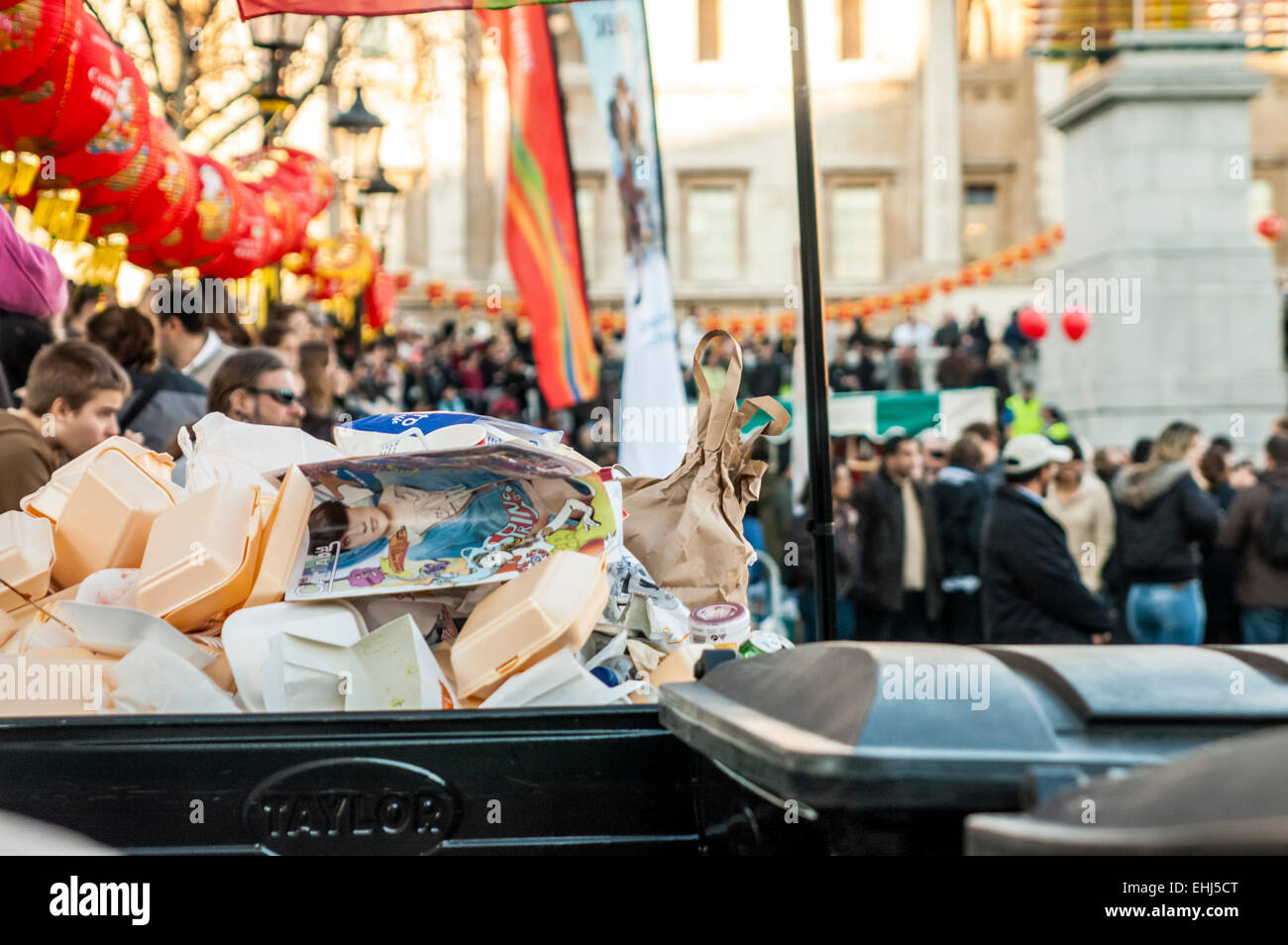 Piena spazzatura su Trafalgar square durante il nuovo anno cinese evento Foto Stock