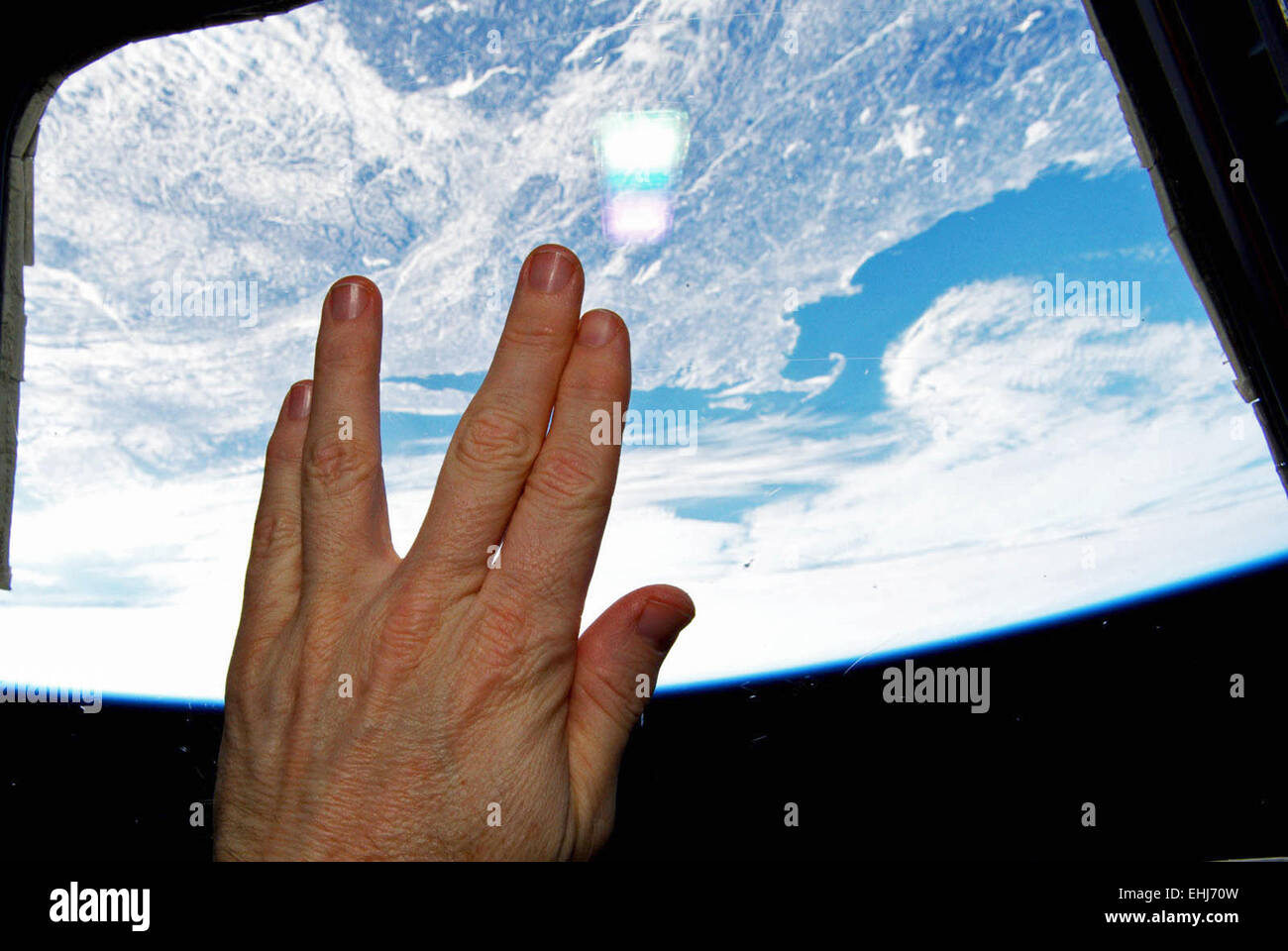 Astronauta Terry Virts (@AstroTerry) Twitter questa immagine di una mano di Vulcan salutate da orbita come un tributo ad attore Leonard Nimoy, morto il Venerdì, 27 febbraio 2015. Foto Stock