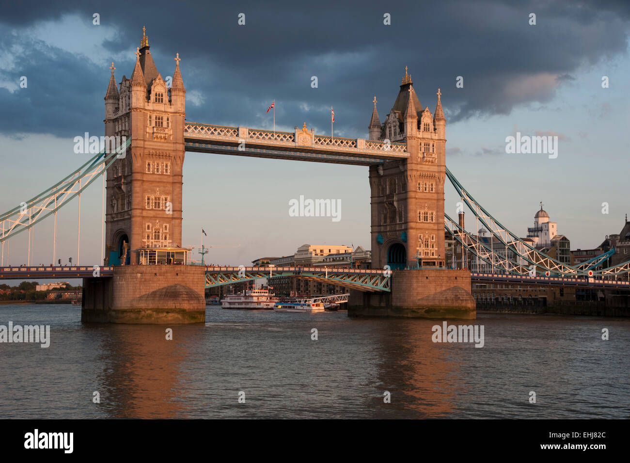 LONDON, Regno Unito - 7 agosto 2014: il Tower Bridge di Londra durante il tramonto Foto Stock