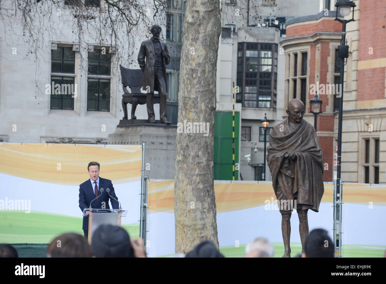La piazza del Parlamento, Londra, Regno Unito. Il 14 marzo 2015. Il PM David Cameron parlando all'evento. Statua in bronzo del Mahatma Gandhi da lo scultore britannico Philip Jackson, viene inaugurato nella piazza del Parlamento. Credito: Matteo Chattle/Alamy Live News Foto Stock