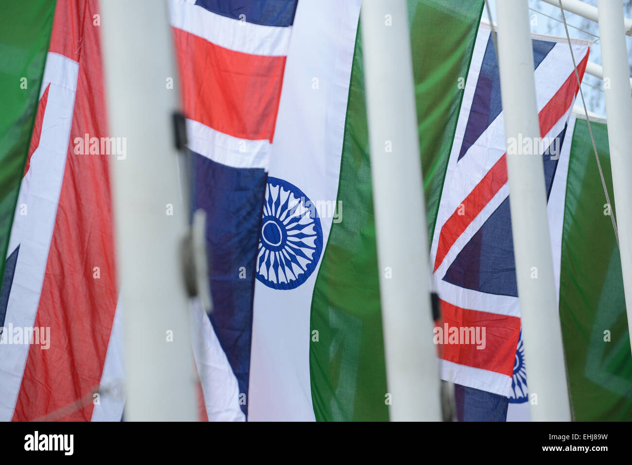 La piazza del Parlamento, Londra, Regno Unito. Il 14 marzo 2015. Inglese e Indiano bandiere circondano la piazza. Statua in bronzo del Mahatma Gandhi da lo scultore britannico Philip Jackson, viene inaugurato nella piazza del Parlamento. Credito: Matteo Chattle/Alamy Live News Foto Stock