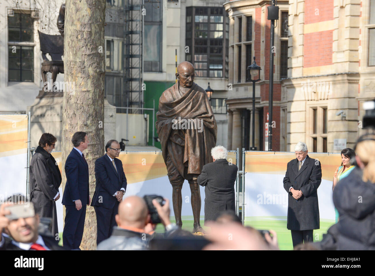 La piazza del Parlamento, Londra, Regno Unito. Il 14 marzo 2015. Gopalkrishna Gandhi nipote di Gandhi si erge di fronte alla nuova statua. Statua in bronzo del Mahatma Gandhi da lo scultore britannico Philip Jackson, viene inaugurato nella piazza del Parlamento. Credito: Matteo Chattle/Alamy Live News Foto Stock