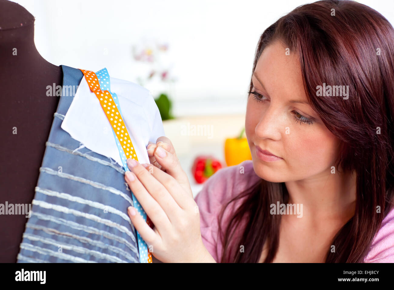 Donna concentrato la cucitura a casa Foto Stock