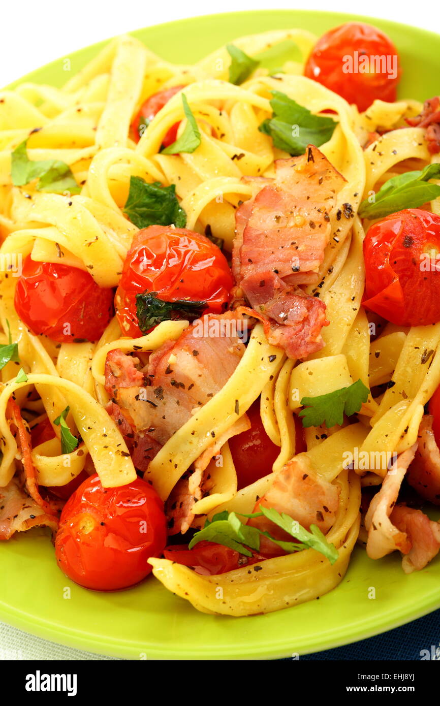 La pasta con la salsa di pomodoro in piastra di verde. Foto Stock