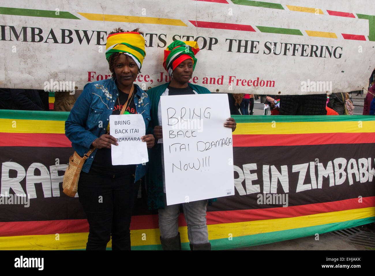 Londra, 14 marzo 2015. La popolazione dello Zimbabwe dalla Zimbabwe veglia gruppo di protesta che ha speso ogni sabato pomeriggio dal 2002 demonstraing al di fuori del paese ambasciata a Londra per protestare contro il rilascio di democrazia attivista Itai Dzamara chi è sospettato, è stato rapito dal paese del famigerato Central Intelligence Organization (CIO). Nonostante un alto ordine del Tribunale di ordinare lo stato a ricercare attivamente Dzamara, egli non è ancora stato localizzato. Credito: Paolo Davey/Alamy Live News Foto Stock