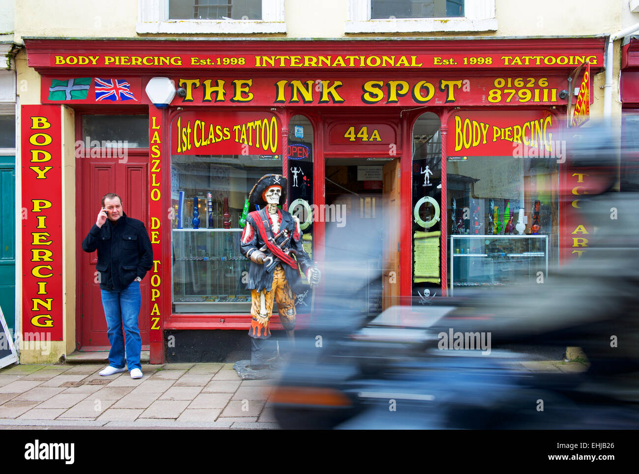 La macchia di inchiostro, tatuaggi e piercing shop, Teignmouth, Devon, Inghilterra U Foto Stock