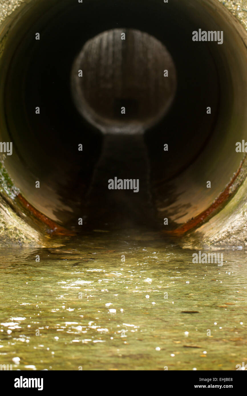 L'acqua del canale di drenaggio sul buco nero Foto Stock