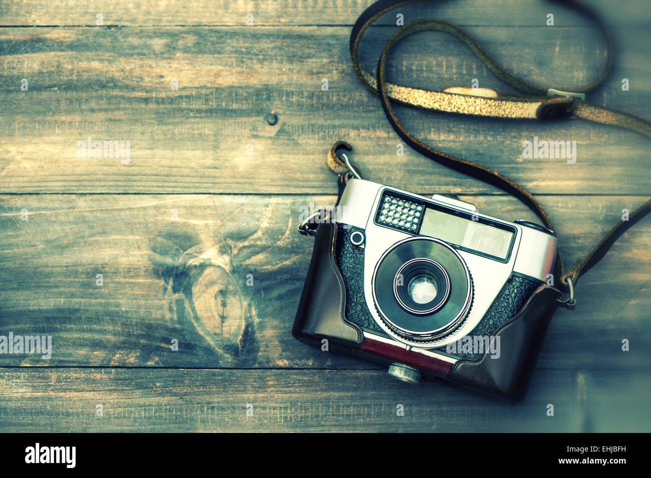 Film Vintage fotocamera su sfondo di legno. Vista dall'alto. Retrò stile Instagram tonica immagine con sfocatura Foto Stock