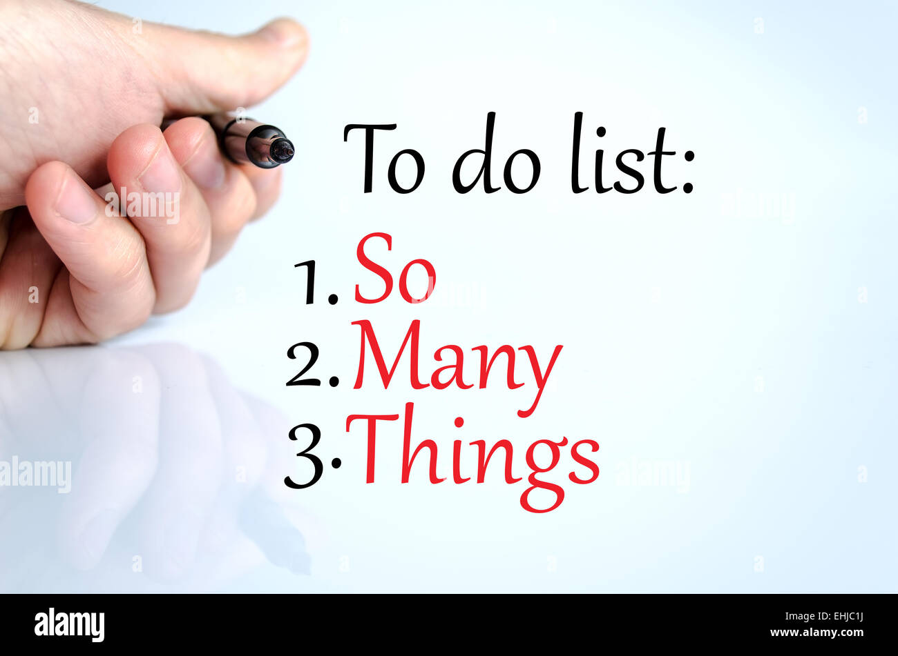 Penna in mano isolate su sfondo bianco Foto Stock