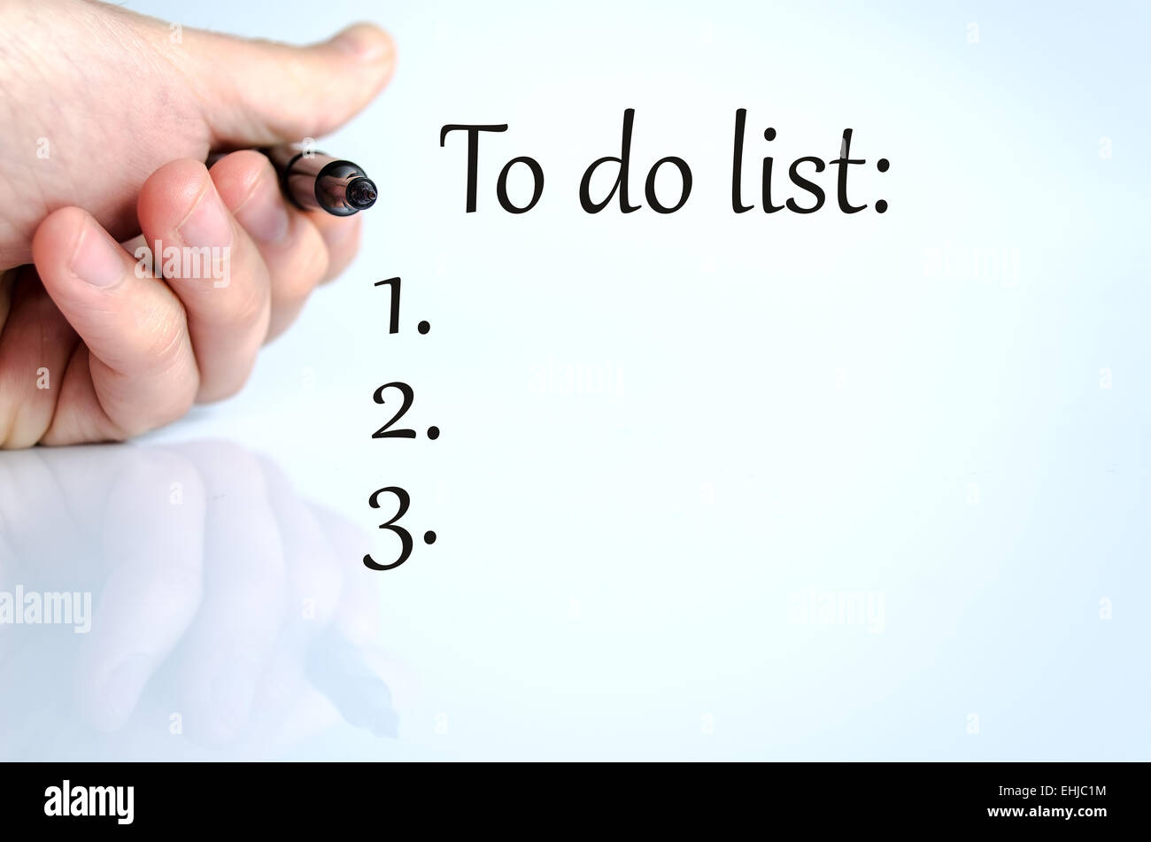 Penna in mano isolate su sfondo bianco Foto Stock