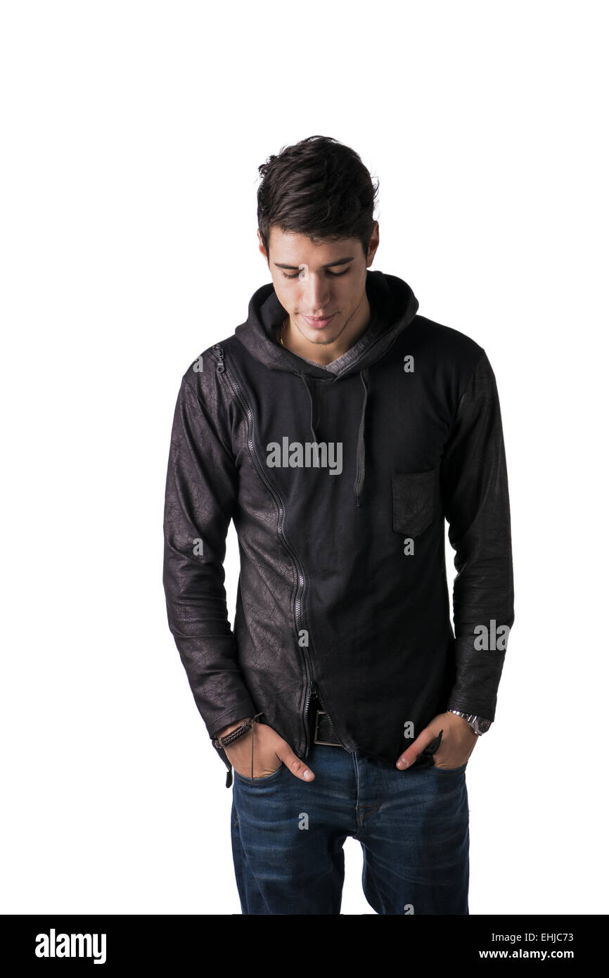 Bello shyHandsome timido giovane uomo in nero felpa con cappuccio Felpa in piedi, guardando verso il basso, isolato su bianco giovane uomo in nero hoodie s Foto Stock