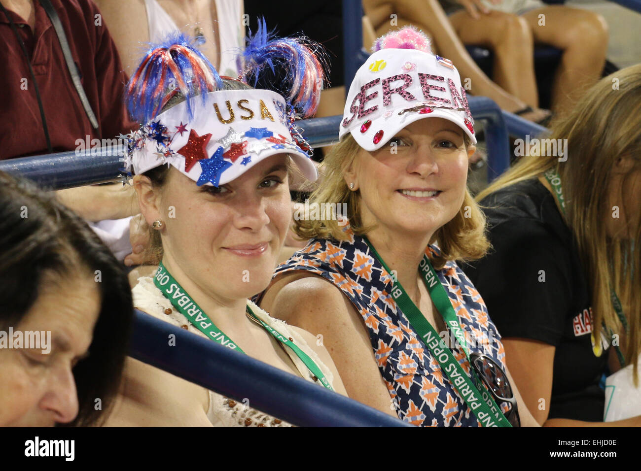 Indian Wells, California, 13 marzo, 2015 tifosi mostrano il loro supporto per American Serena Williams come ella sconfigge Monica Niculescu (Romania) in Donne Singoli Secondo turno al BNP Paribas Open (punteggio 7-5 7-5). Credito: Lisa Werner/Alamy Live News Foto Stock