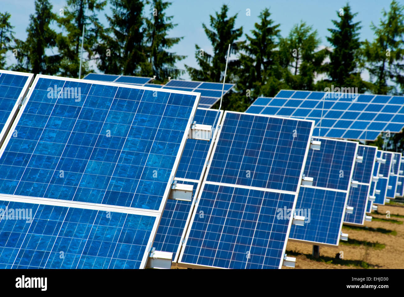 Campo di pannelli solari fotovoltaici Foto Stock