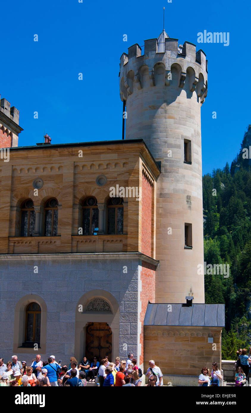 Torre del castello di Neuschwanstein, il cortile e le persone in attesa di visitare il castello Foto Stock