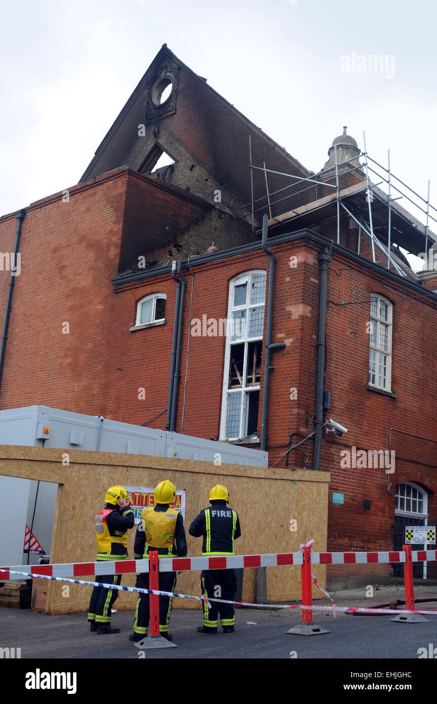 Londra, UK, 14 marzo 2015, Fuoco a Battersea Arts Centre distrugge Grand Hall. Originariamente il Wandsworth Town Hall e costruito nel 1893 è usato come un arts e un centro comunitario con il teatro e la funzione di camera. È famosa per gli spettacoli di burattini e teatro innovativo ha anche ospitato molti politici ed eventi sociali. Credito: JOHNNY ARMSTEAD/Alamy Live News Foto Stock