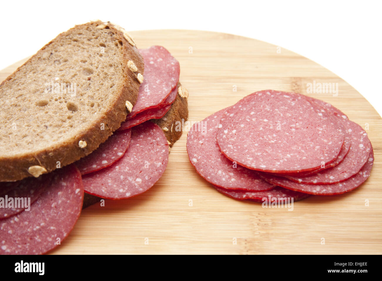 Pane con salame copre Foto Stock