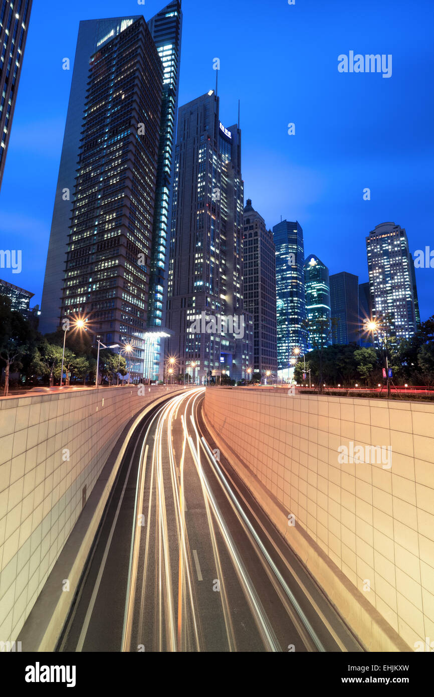Tunnel e moderno edificio a Shanghai a notte Foto Stock