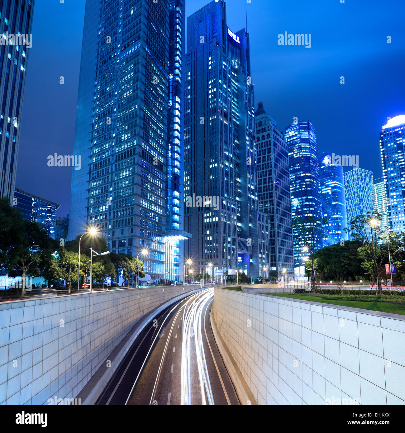 Tunnel e moderno edificio a Shanghai a notte Foto Stock
