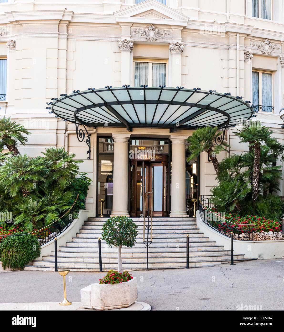 MONTE CARLO, Monaco - 3 ottobre 2014: ingresso al Hotel de Paris Monaco Monte Carlo, Monaco Foto Stock