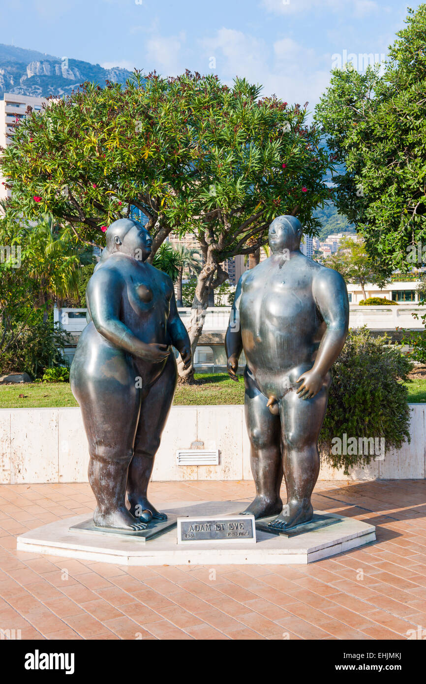 MONTE CARLO, Monaco - 3 ottobre 2014: Adamo ed Eva scultura di Fernando Botero nei giardini del casinò, il Principato di Monaco Foto Stock