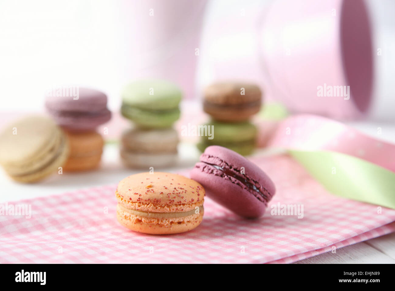 Amaretti colorati sul tovagliolo Foto Stock