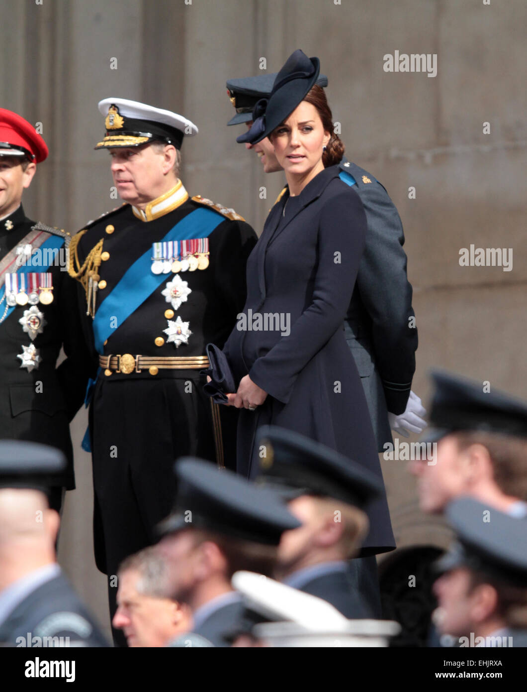 Servizio di commemorazione, la Cattedrale di San Paolo . . Londra, UK . . 13.03.2015 Kate (Catherine Middleton) Duchessa di Cambridge, con Prince Edward, Earl del Wessex, e il principe Andréj, duca di York, dietro, assiste il servizio di commemorazione per contrassegnare la fine delle operazioni di combattimento in Afghanistan presso la Cattedrale di St Paul, Londra. © Paul Marriott fotografia. Foto Stock