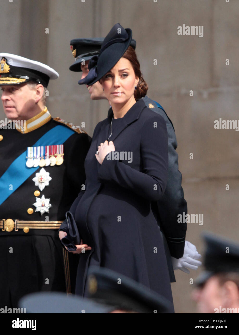 Servizio di commemorazione, la Cattedrale di San Paolo . . Londra, UK . . 13.03.2015 Kate (Catherine Middleton) Duchessa di Cambridge, con Prince Edward, Earl del Wessex, e il principe Andréj, duca di York, dietro, assiste il servizio di commemorazione per contrassegnare la fine delle operazioni di combattimento in Afghanistan presso la Cattedrale di St Paul, Londra. © Paul Marriott fotografia. Foto Stock